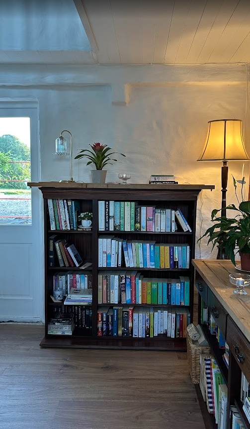 Loughnavalley Cottages, Daisys Cottage, Library